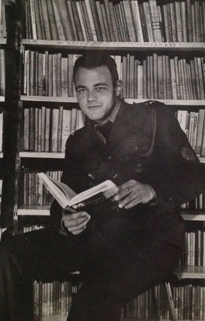 W bibliotece dywizjonu  bomb. Piotr Nowacki.