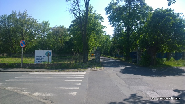 Brama wjazdowa od ul. Lotniczej.