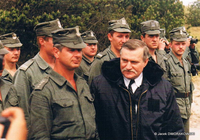 Prezydent RP Lech Wałęsa i dowódca 25. dr OP kpt. Ryszard Lubowiecki.