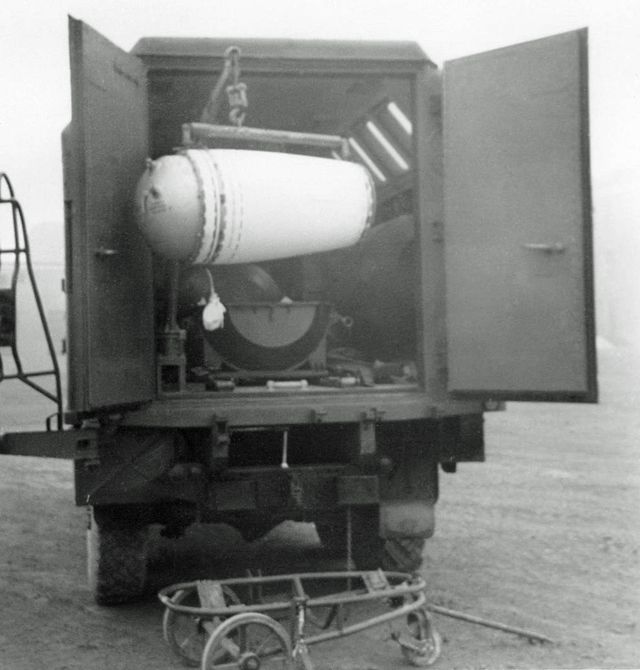 Pojazd PRTBA do przechowywania 2 gowic jdrowych RA–6 rakiety W–760.