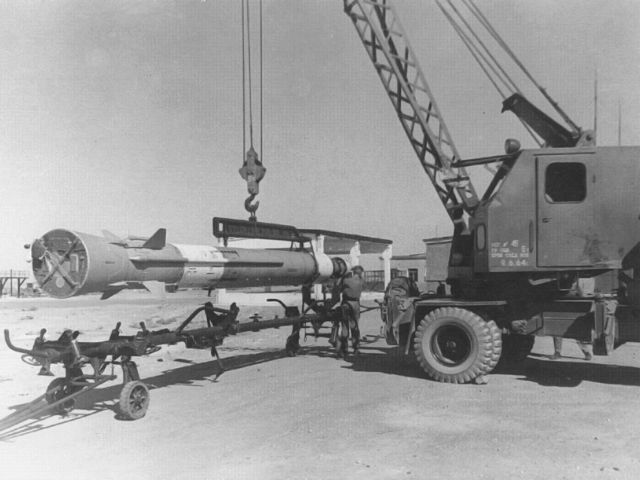 Przeadunku rakiety W–760 z tary nr 1 na wzek montaowy.