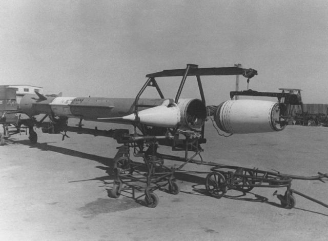Zbrojenie adunkiem jdrowym RA-6 rakiety W–760 na stanowisku nr 4.
