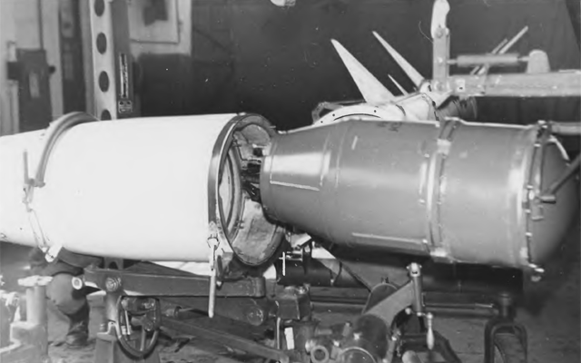 Wprowadzanie gowicy jdrowej RA-52 do przedziau nr 1 rakiety W-760W.