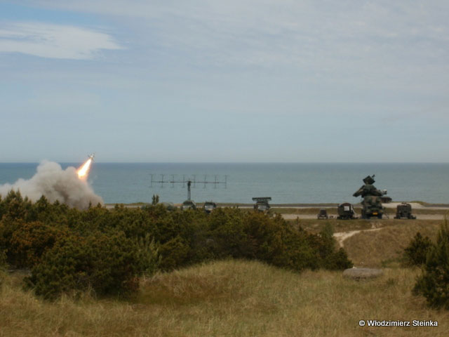 Zespół ogniowy S-125 NEWA-SC otwiera ogień do celu powietrznego.
