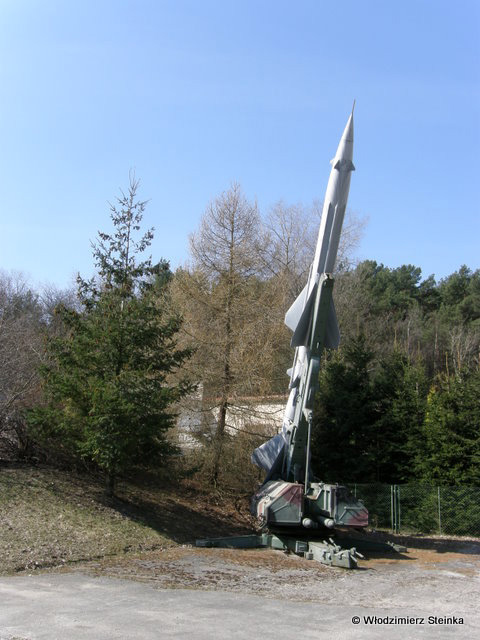 Wyrzutnia z rakietą  PZR S-75M Wołchow na placu apelowym sztabu 4. BR OP.