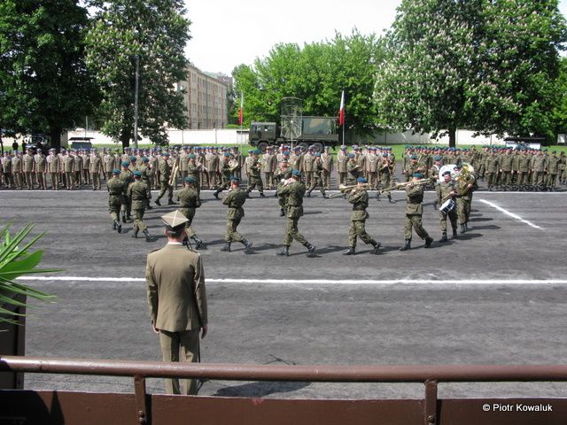Pokaz musztry paradnej w wykonaniu orkiestry wojskowej.