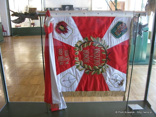Kopia sztandaru Oficerskiej Szkoły Kawalerii.