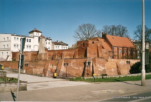 Fragmenty zachowanych średniowiecznych murów obronnych.