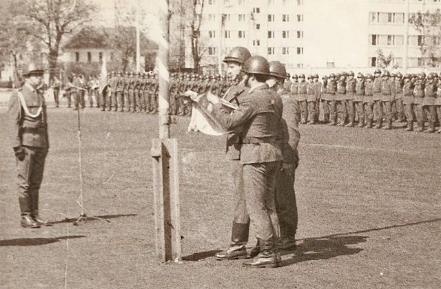 Por. Piotr Kowaluk jako dowódca pocztu flagowego.