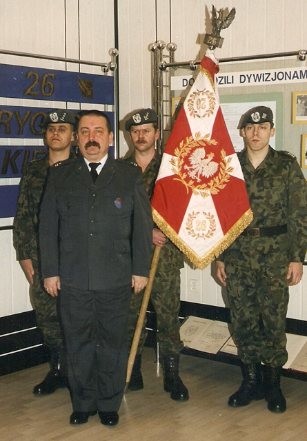 Mjr Zbigniew ona – poegnanie ze sztandarem 26 BR OP – 01.12.2001.