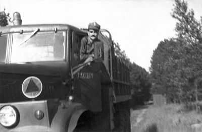 Bomb. Janusz Chojnowski w samochodzie Kraz.