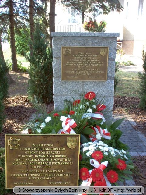 Obelisk i tablica pamiątkowa upamiętniająca służbę żołnierzy 31. dr OP w m. Kórnik.
