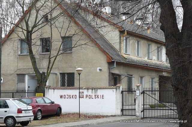 Brama do obiektu technicznego byłego 1. dt OP m. Książenice (grudzień 2011r.).