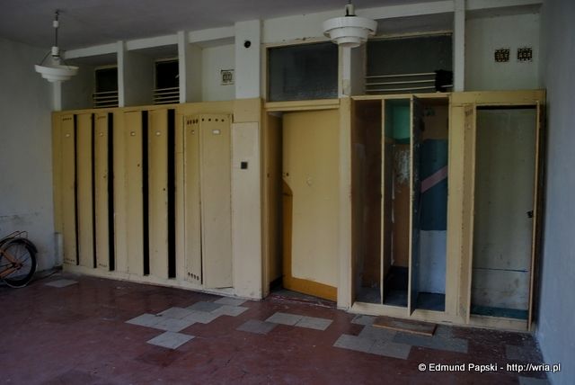 Szafki w izbie żołnierskiej w budynku koszarowym 70. dr OP m. Łunowo.