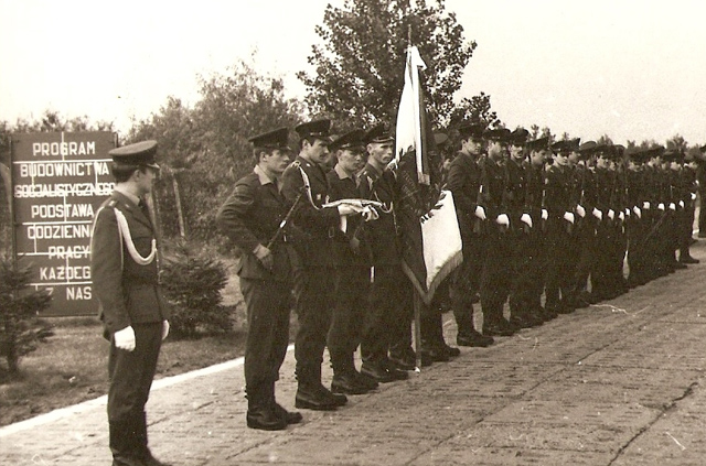 Kompania honorowa i sztandar 3 DROP podczas przekazania dowodzenia w 61. dr OP m. Małocice.