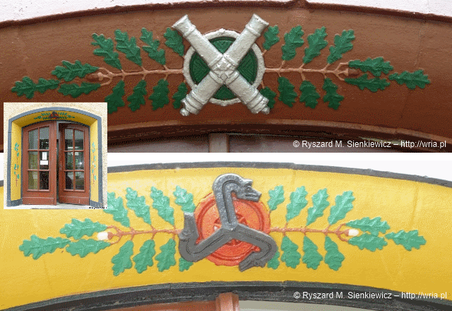 Ornamenty przy wejściach do budynków koszarowych w 36. pr OP.
