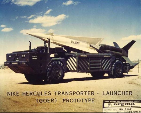 Mobilna wyrzutnia startowa MIM-14 Nike-Hercules.