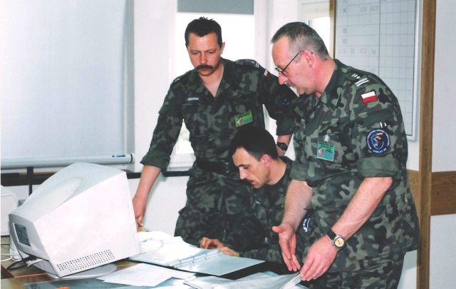 Od lewej: mjr mgr in. Grzegorz Walczak, mjr dypl. Zbigniew Nawrot i pk dypl. Leszek Sitarek