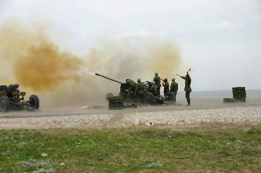 Strzelania bojowe obsug dywizjonu artylerii z armat S–60 na poligonie w Ustce.