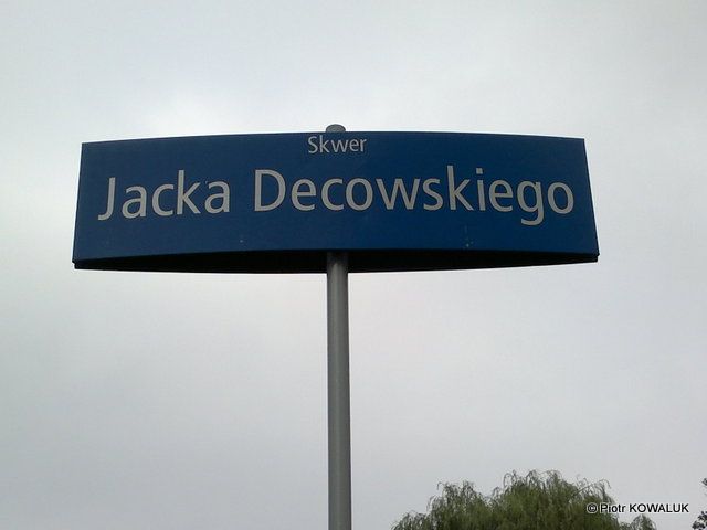 Tabliczka z nazwą skweru mjr. Jacka Decowskiego.