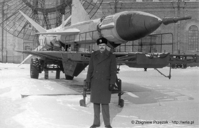 Ракета 5В11 системы ДалѦ на площадке перед  музеем Артиллерии, Инженерных Вобск и Вобск СвѬзи в Ленинграде.
