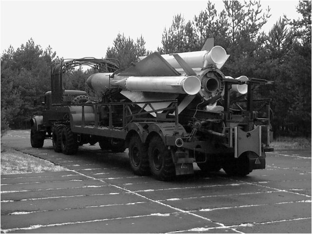 Podczas transportu rakiety na samochodzie transportowo-załadowczym 5T82M.