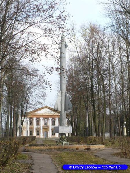 Pomnik S-25 na terenie byłego wojskowego miasteczka 190. Bazy Technicznej, zwanej Goliczyńską.