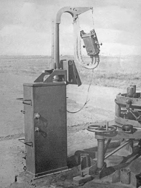 Szafa-maszt kablowy do wydawania zasilania i sygnałów startowych na pokład rakiety.