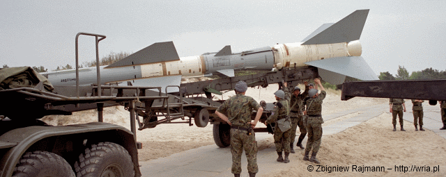 Ładowanie rakiety PZR S-75M Wołchow na wyrzutnię