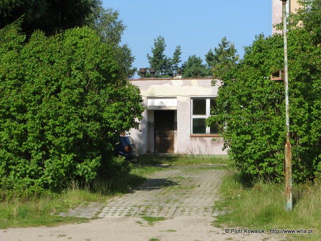 Wejście do sekcji kuchennej (stołówka, kantyna, kuchnia) w zespole budynków sztabowo-koszarowych 45. dr OP m. Smołdzino.