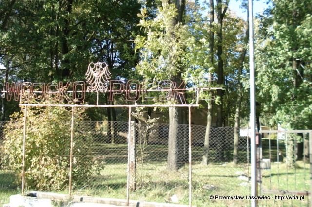 Szyld obok bramy głównej do byłego 12. dr OP m. Olszowa - 2007 r.