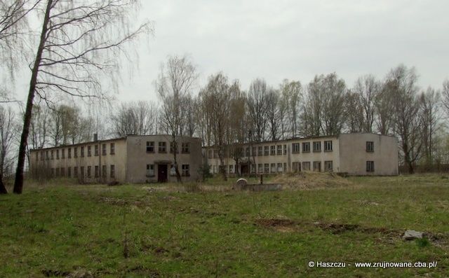 Budynki koszarowe byłego 12. dr OP m. Olszowa - 2011 r.