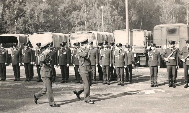 Przegląd wojsk podczas uroczytego apelu z okazji Dnia Wojska Polskiego w 12. dr OP m. Olszowa.