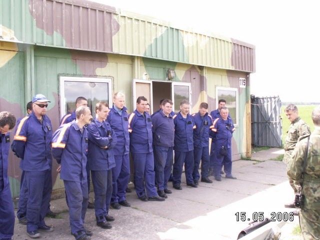 Instruktaż dla personelu technicznego SIL przed  lotami - Świdwin 15maja 2006 roku.