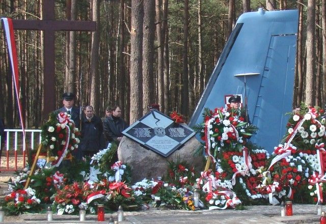 Pomnik  poświęcony ofiarom katastrofy samolotu CASA C-295M w Mirosławcu.