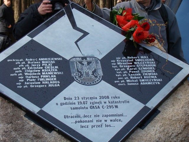 Tablica upamiętniająca katastrofę samolotu CASA C-295M w Mirosławcu.