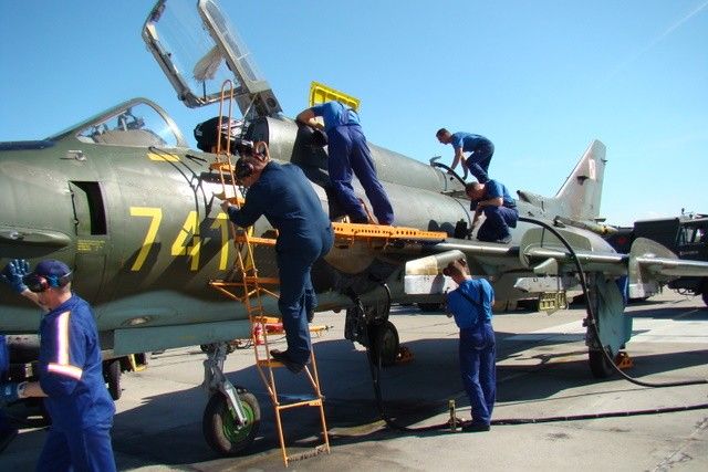 Obsługa samolotu Su-22M4 wykonywana przez techników 40. eskadry lotnictwa taktycznego.