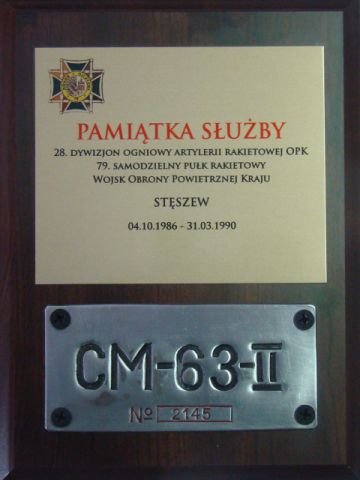 Pamiątka służby w 28. dr OP z tabliczką znamionową wyrzutni rakiet SM-63-II.
