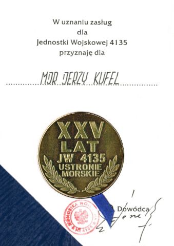 Akt nadania medalu okolicznociowego z okazji XXV–lecia 42. dr OP.
