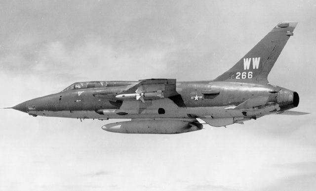 Samolot F-105.