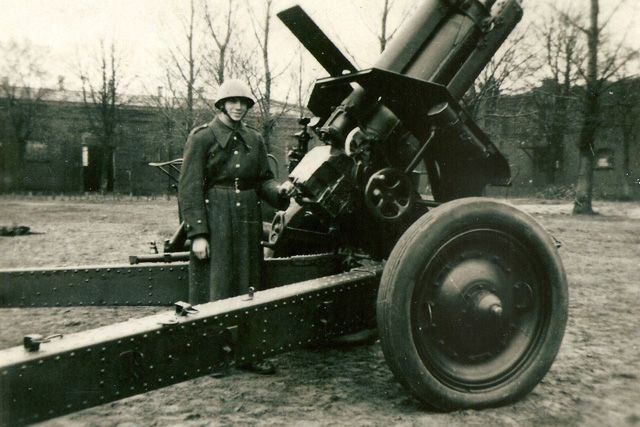 Podchorąży Wrzesiński przy armacie 122 mm. Gniezno 14.01.1950 r.