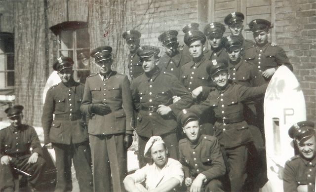 Chorąży Wrzesiński z żołnierzami w Skierniewicach 1951 r.