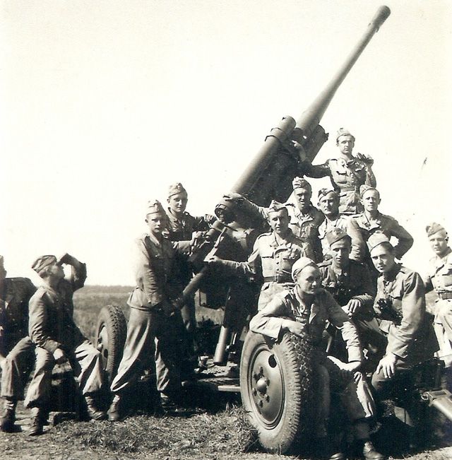 Na poligonie w Mrzeżynie przy armacie plot. 85 mm. 1952 r.