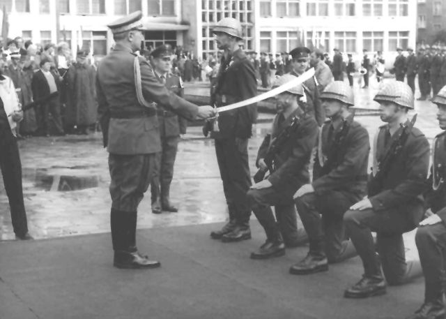 Aktu promocji na pierwszy stopień oficerski dokonuje gen.dyw. Tadeusz Obroniecki.