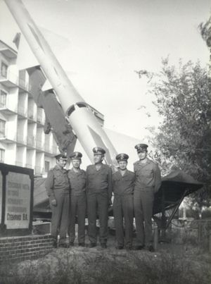 Zdjęcie pamiątkowe w Aszułuku.Od lewej: Zygmunt Kunkel, Wacławiak, Edward Kornicki, Mirosław Kaliczyński i Zbigniew Przęzak.
